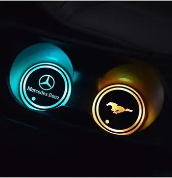 2 KOS 7Colors LED Držalo Luči Avtomobila Logotip Železnica USB Polnjenje Mat, ali ojačevalnikov Pad Notranje Vzdušje Lučka za Dekoracijo