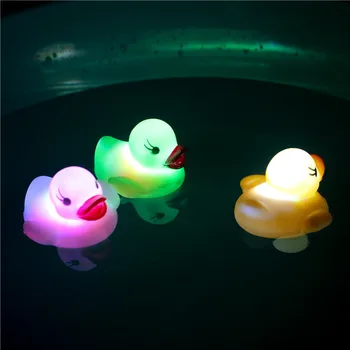Dojenček Kopanje Igrače Vode Utripa Plavajoči LED Živali Raca Otroci Samodejno Led Osvetlitev Gor Plaža Klasičnih Igrač